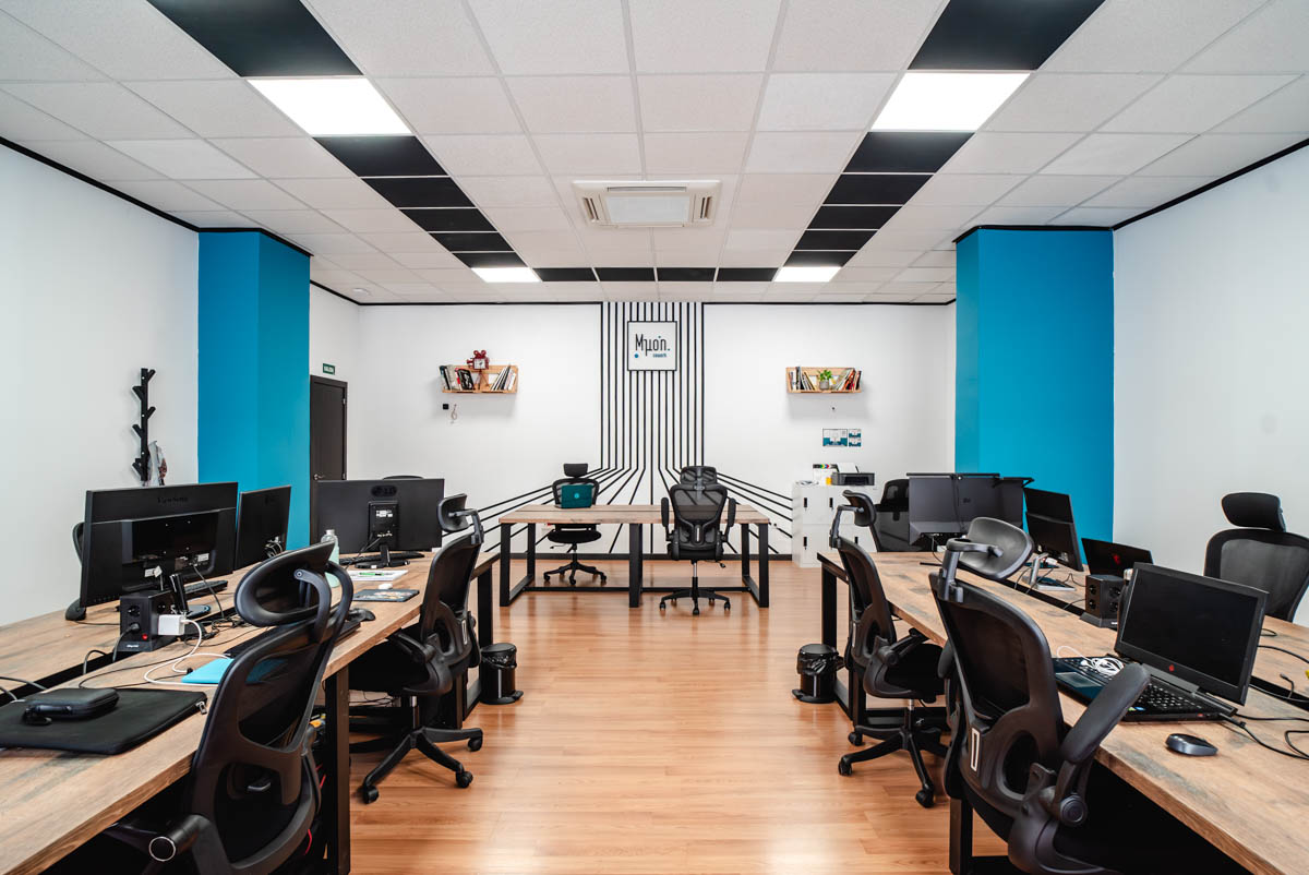 Espacio de coworking moderno con puestos de trabajo equipados y luz natural | Sala de Coworking Centro Granada